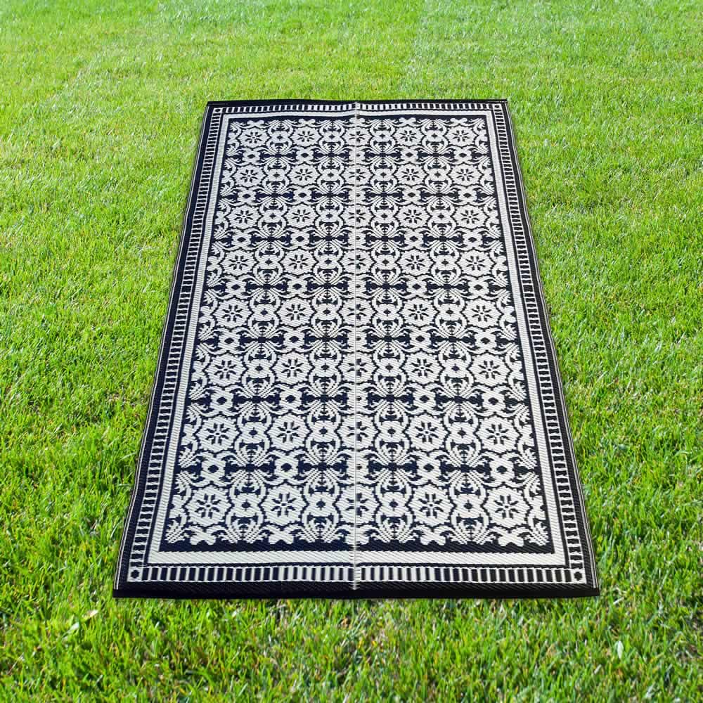 Carpets & Plastic Mats – Black and White Interlocking Motif