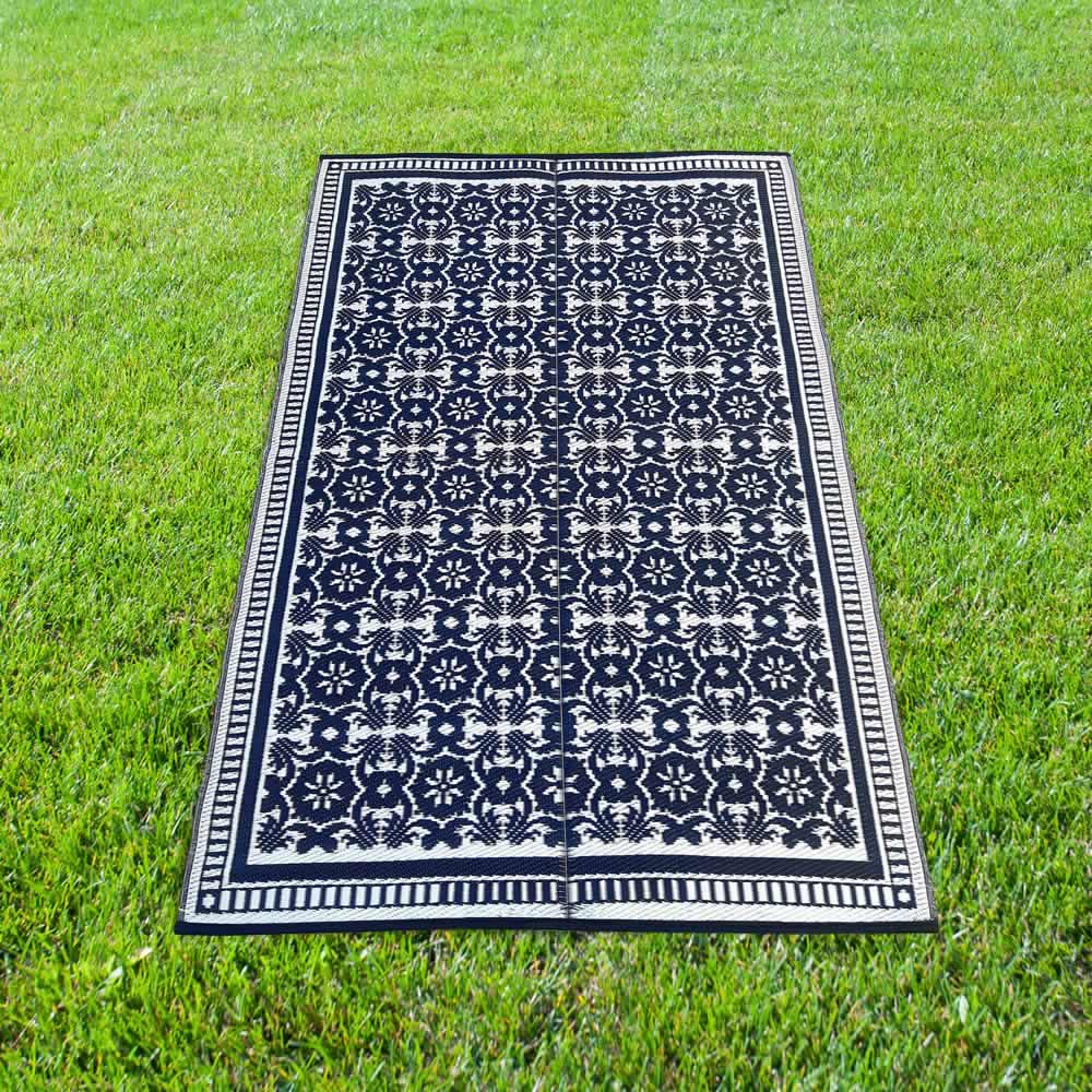 Carpets & Plastic Mats – Black and White Interlocking Motif