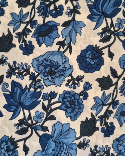 Fabric/Material:Fabric White background with 2 tone dark blue flowers Appx 112-119cm Wide